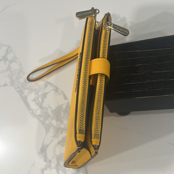 💛Cute. Michel Kors WRISTLET. - Picture 11 of 16